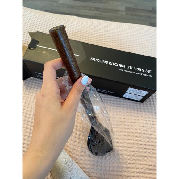 8-Piece Kitchen Set with Natural Acacia Wooden Handles,Food-Grade Silicone - Picture 9 of 16